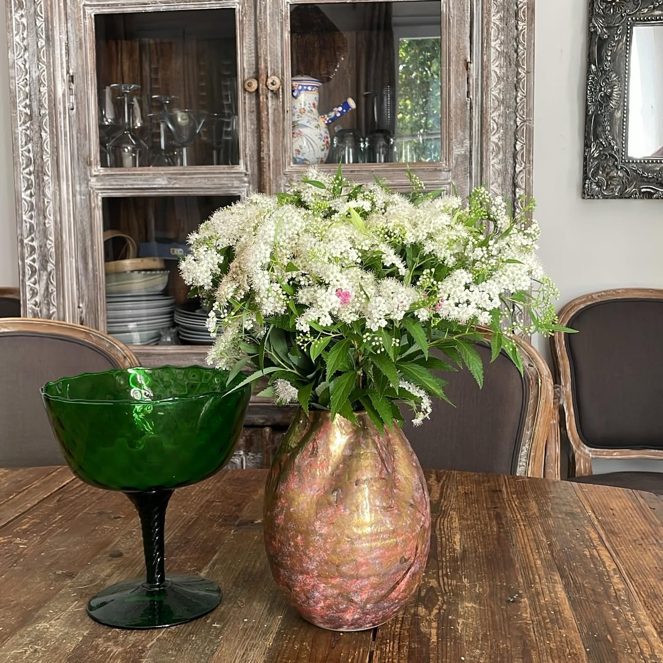 Bouquet de fleurs blanches dans un vase cuivré