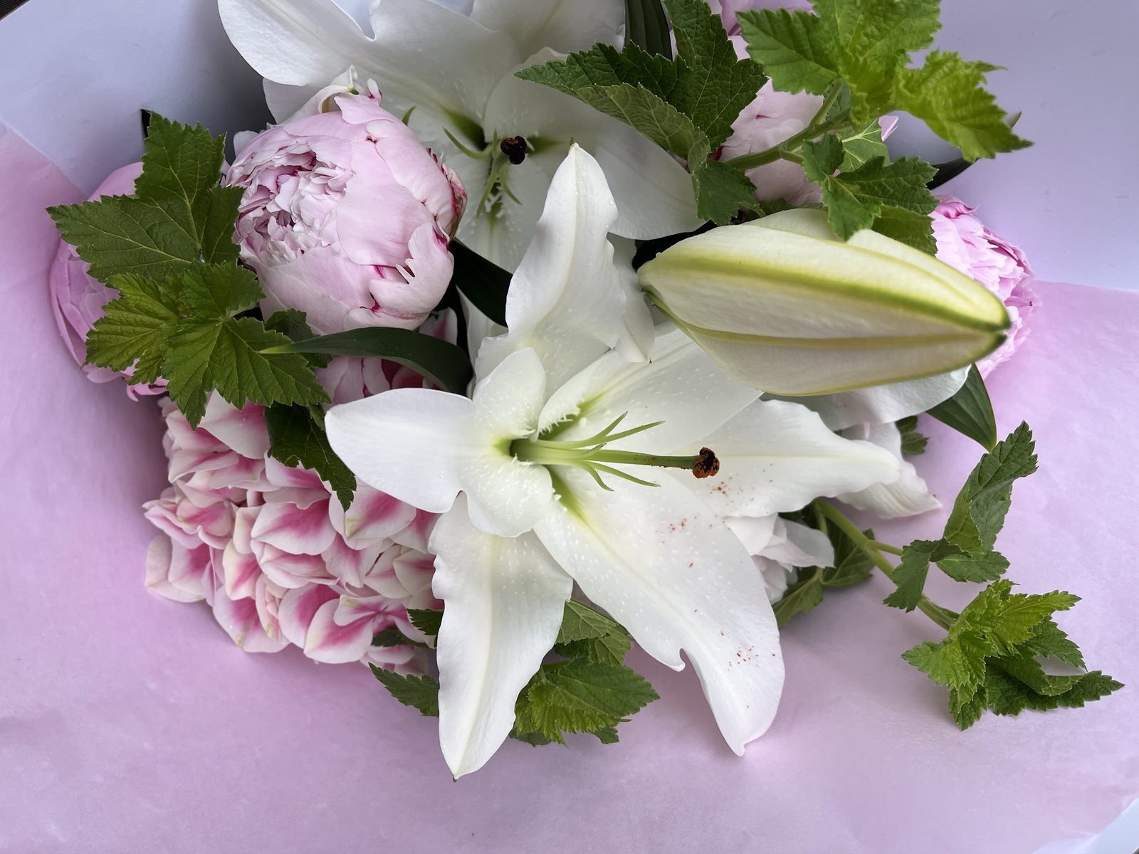 Bouquet de lys blancs, pivoine et hortensia rose
