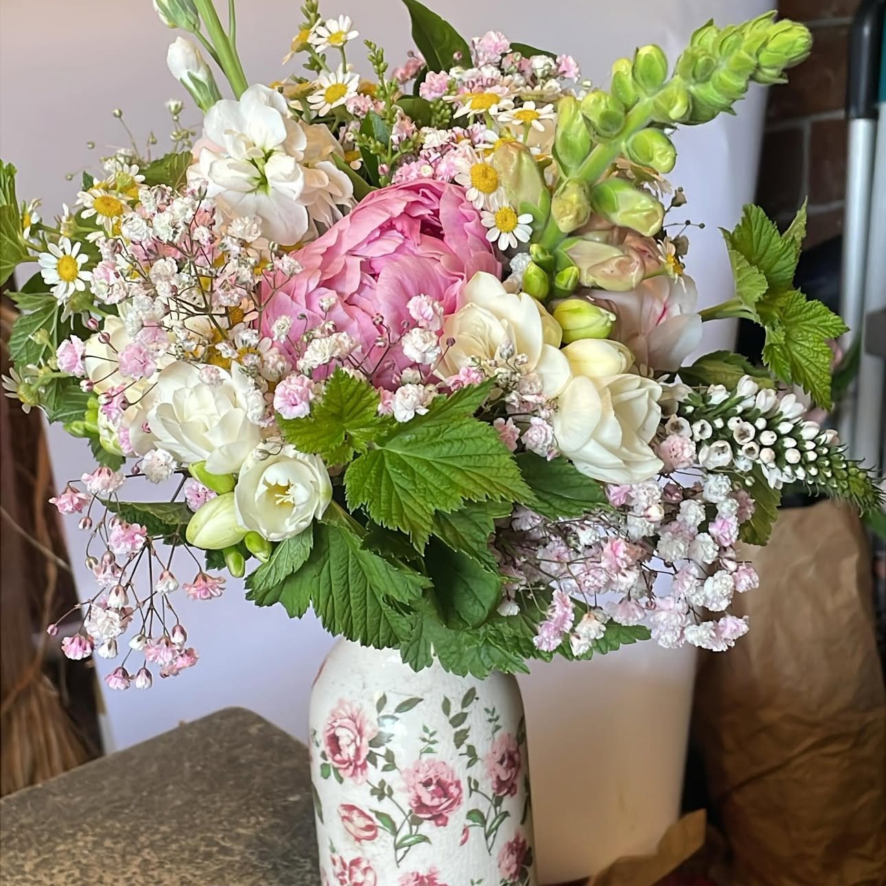 Bouquet champêtre autour d’une pivoine rose