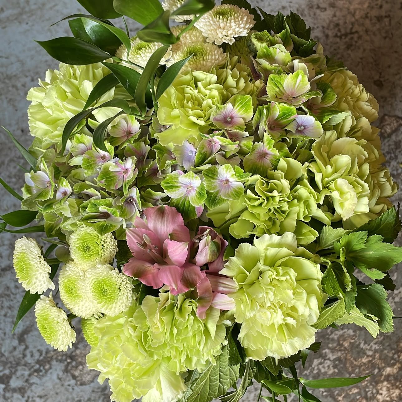Bouquet vert tendre : œillets, chrysanthèmes et alstroemères