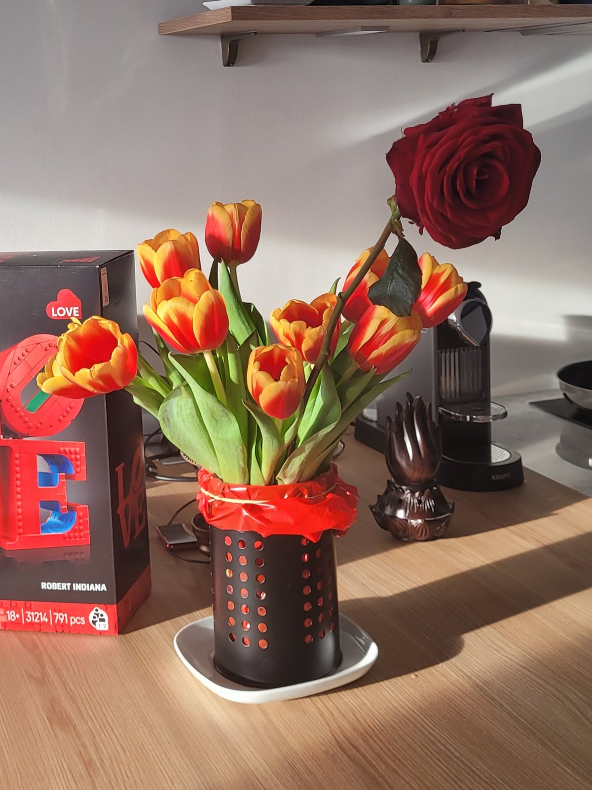 Tulipes orange et rose rouge dans un vase